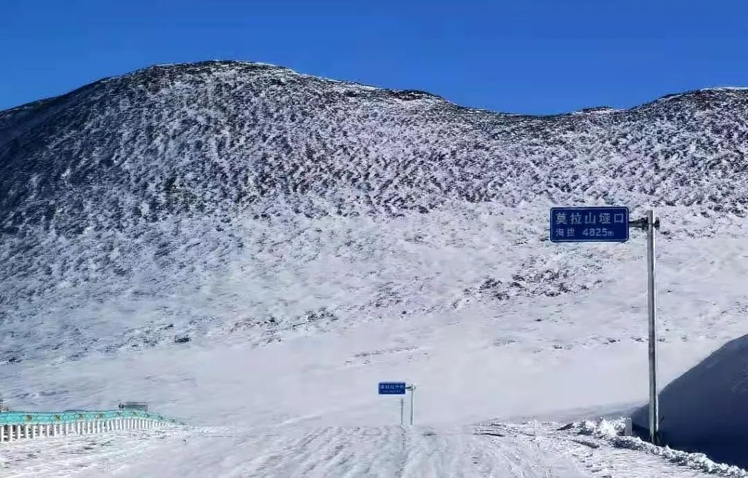 石渠至洛须莫拉山垭口及往洛须弯道,路面大面积积雪,结冰.